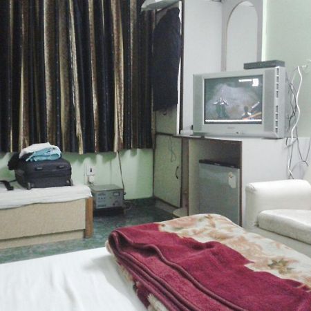 Hotel Woodland Deluxe New Delhi Exterior photo