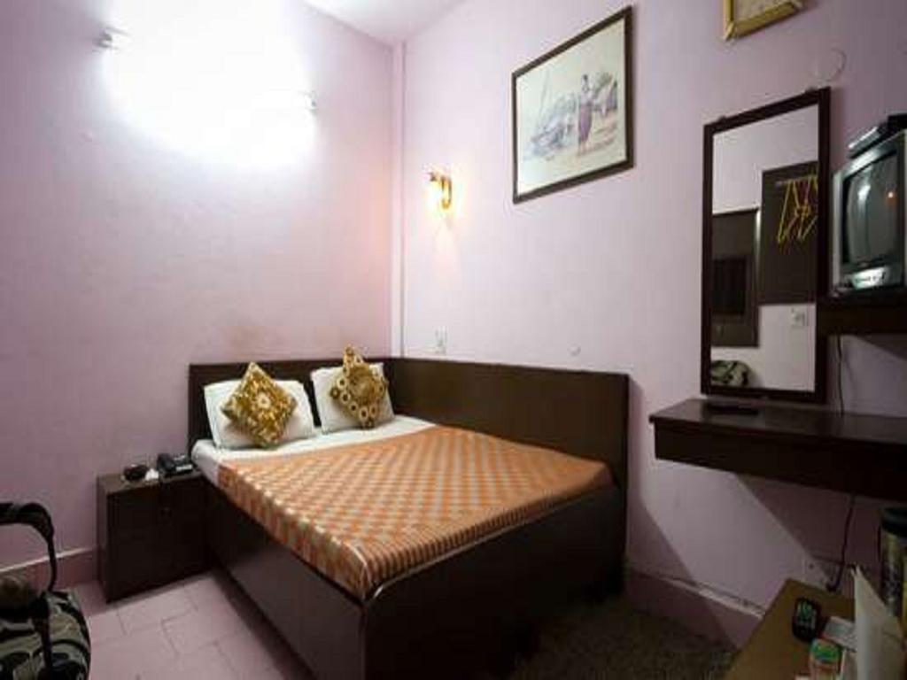 Hotel Woodland Deluxe New Delhi Room photo