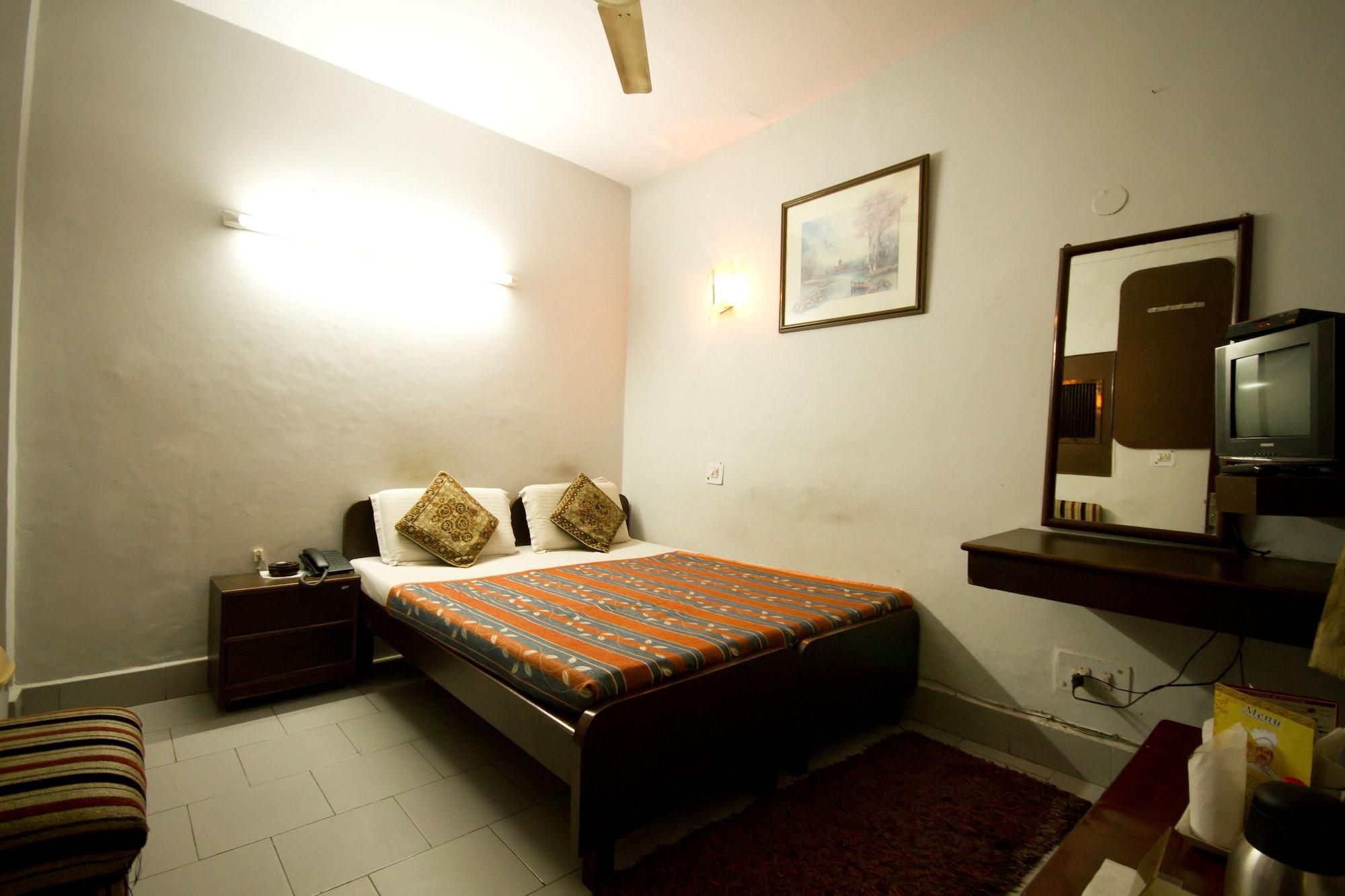 Hotel Woodland Deluxe New Delhi Exterior photo
