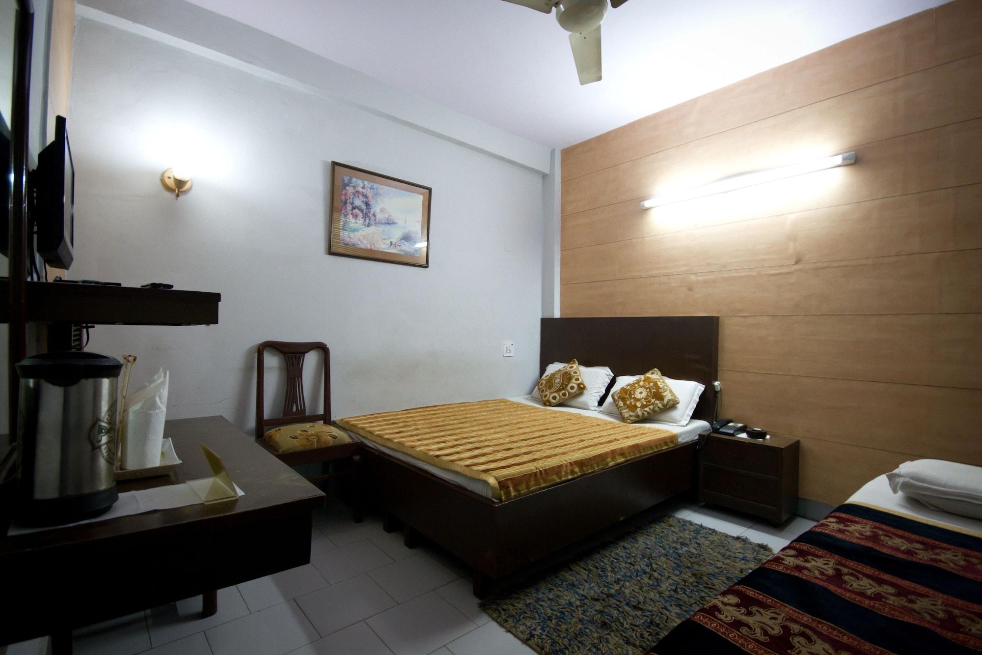 Hotel Woodland Deluxe New Delhi Exterior photo
