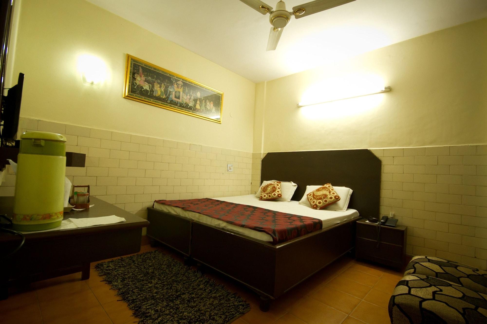 Hotel Woodland Deluxe New Delhi Exterior photo