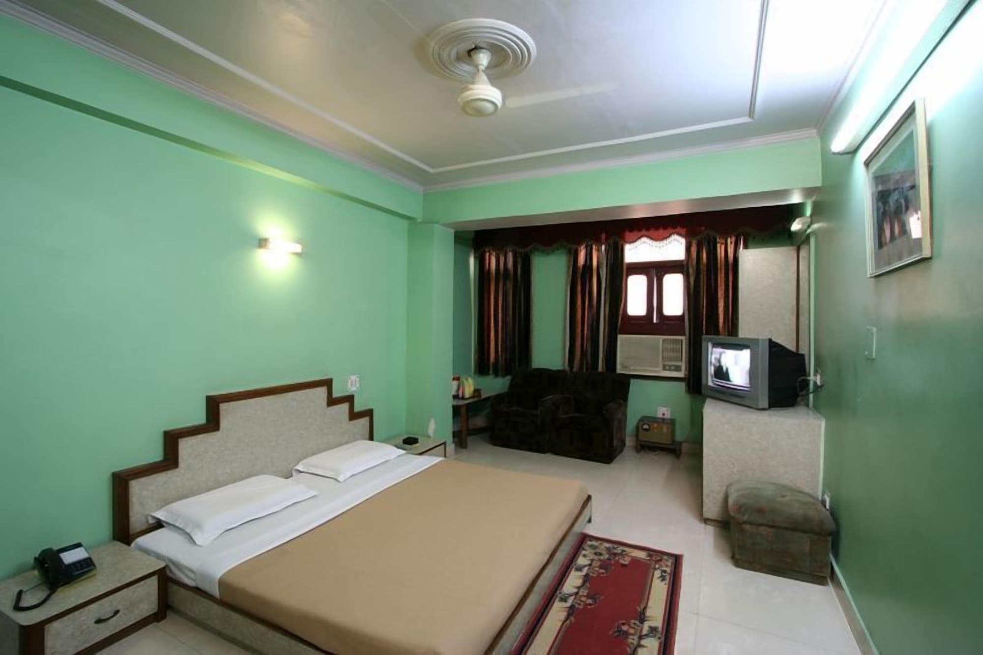 Hotel Woodland Deluxe New Delhi Exterior photo