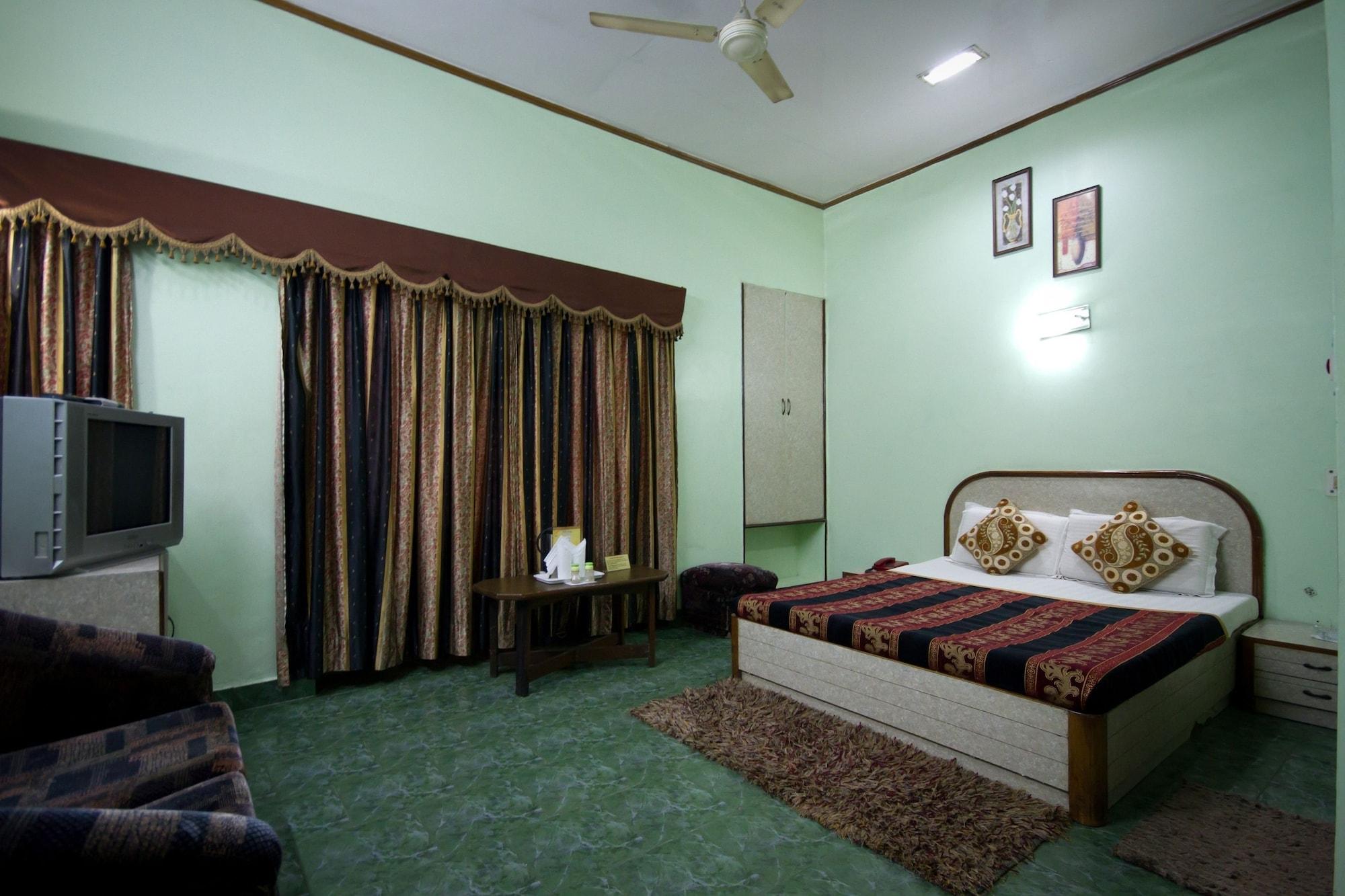 Hotel Woodland Deluxe New Delhi Exterior photo