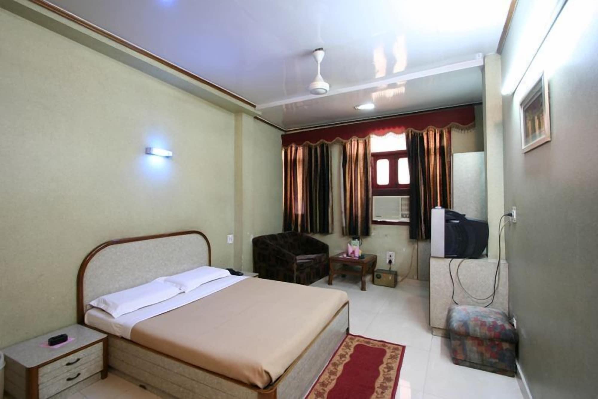 Hotel Woodland Deluxe New Delhi Exterior photo