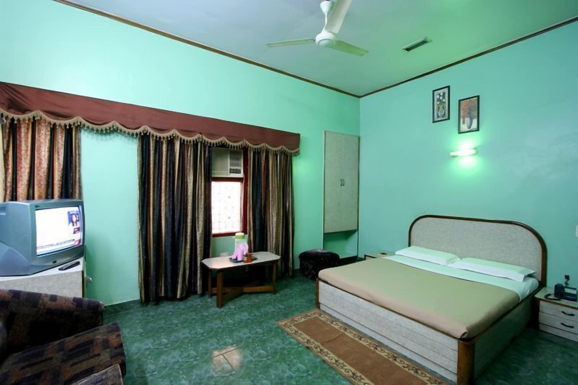Hotel Woodland Deluxe New Delhi Exterior photo