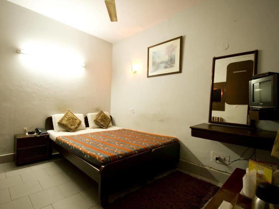 Hotel Woodland Deluxe New Delhi Exterior photo