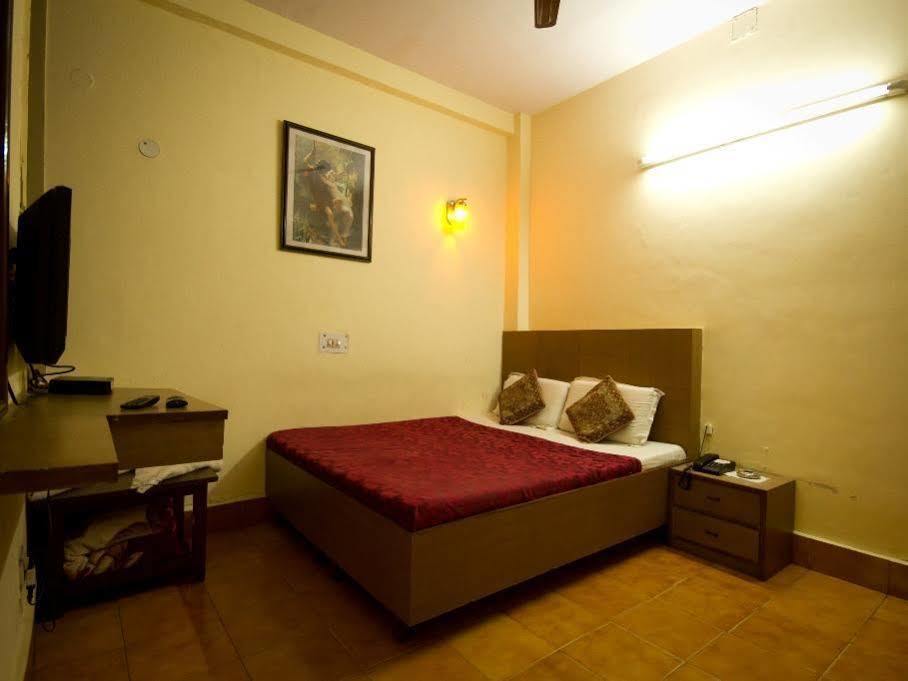 Hotel Woodland Deluxe New Delhi Exterior photo