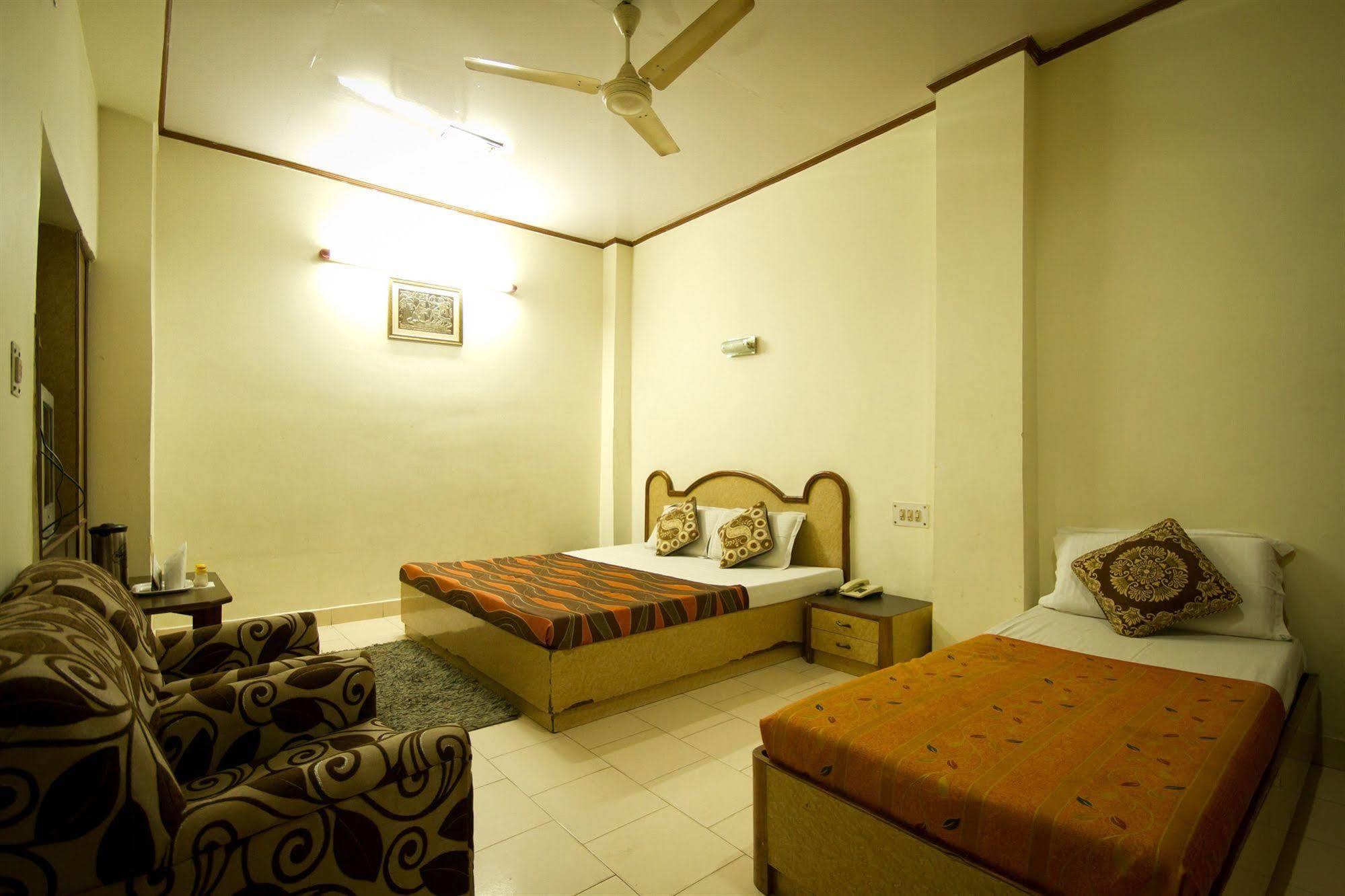 Hotel Woodland Deluxe New Delhi Exterior photo