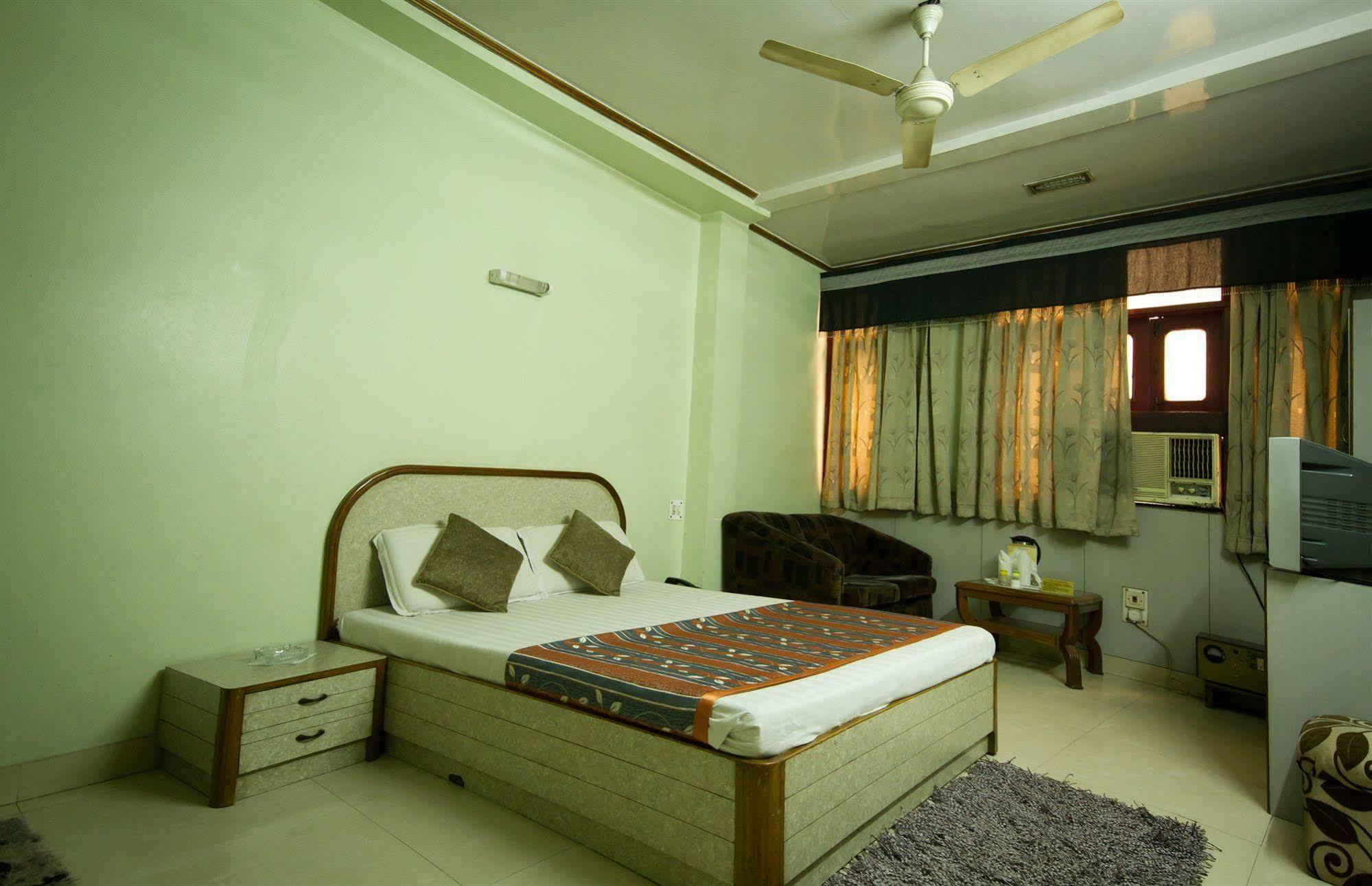 Hotel Woodland Deluxe New Delhi Exterior photo